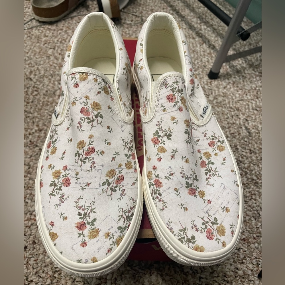 Women’s Size 8 Vans Slip On Shoes